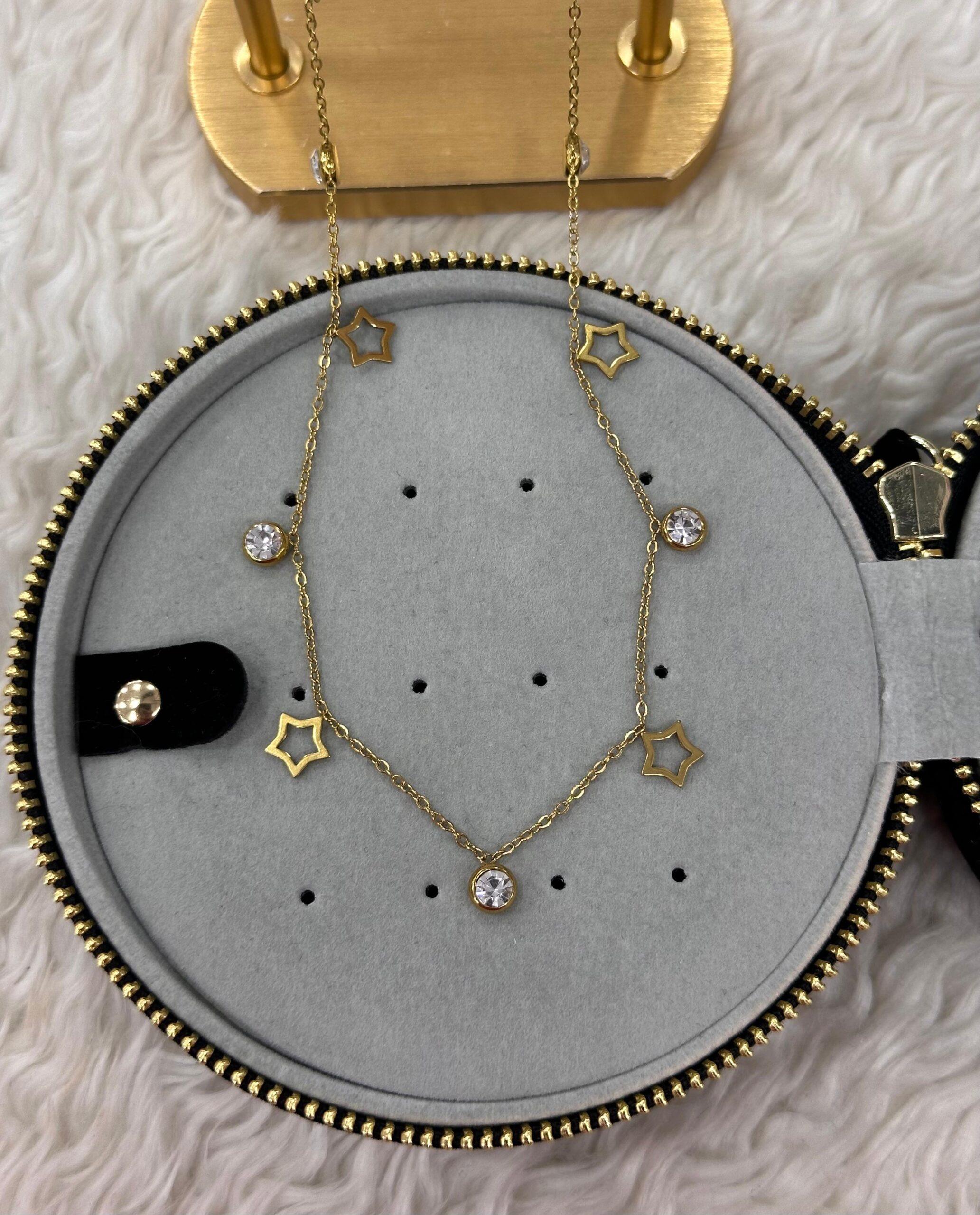 f4b073b2-0558-4500-b669-80ba11e8ae01.jpg Gold Zincirli Kristal Taşlı ve Yıldız Detaylı Kolye - Görsel 1