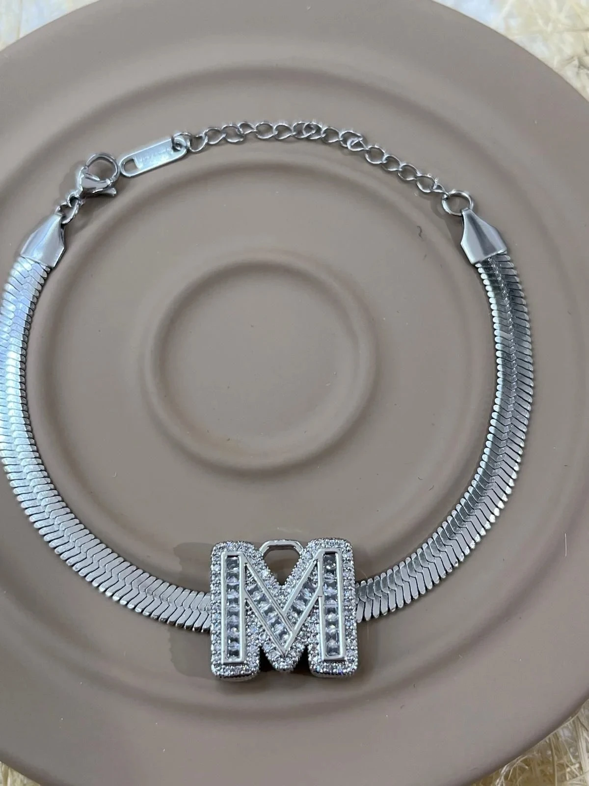 whatsapp-image-2024-09-10-at-17-6.webp Çelik Silver M Harf Bileklik - Görsel 1