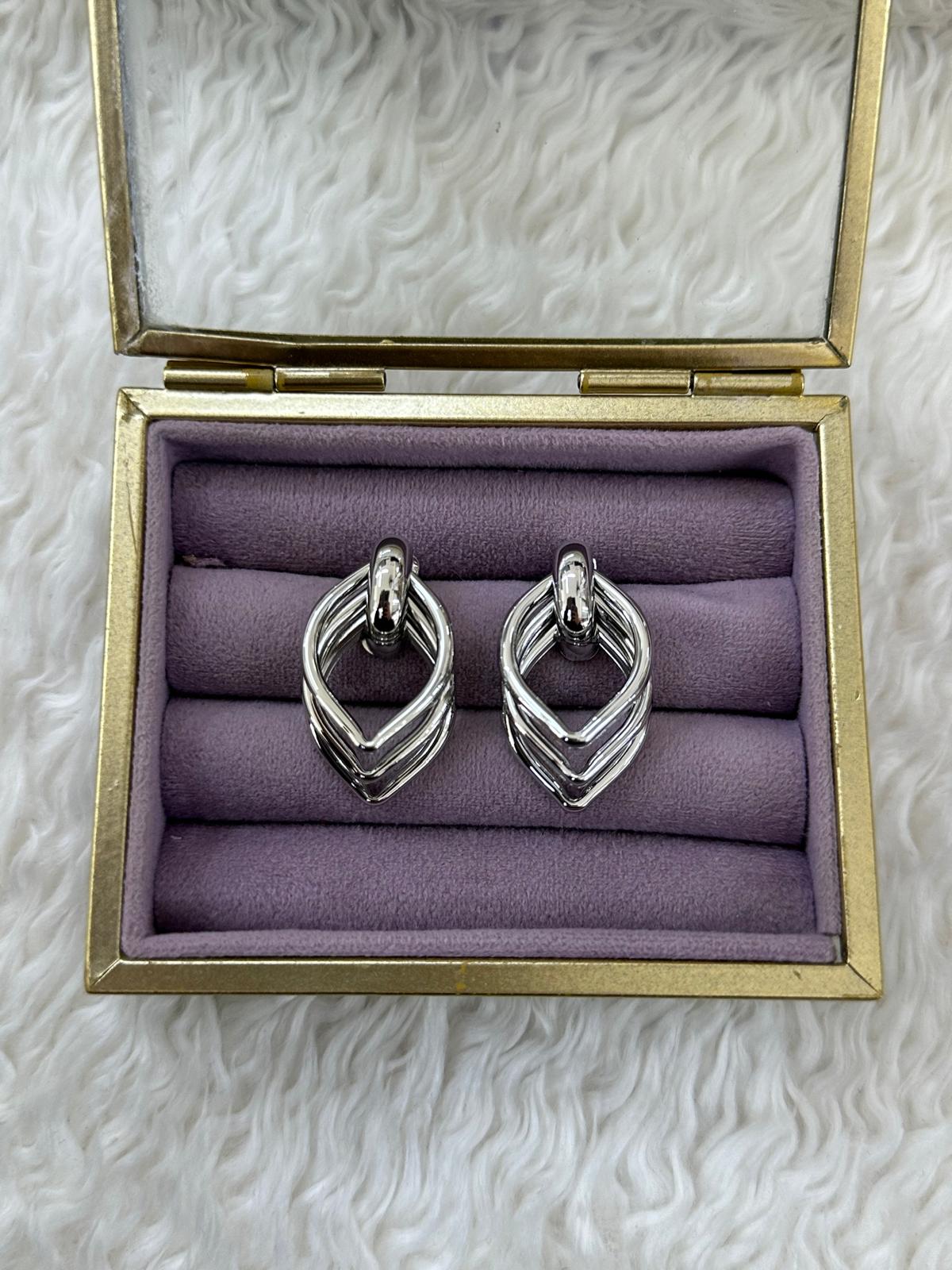 whatsapp-image-2025-04-10-at-15-3.jpg Çelik Zirve Chevron Küpe - Görsel 1