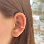 Çelik altın renk markiz taşlı burgu kıkırdak küpe