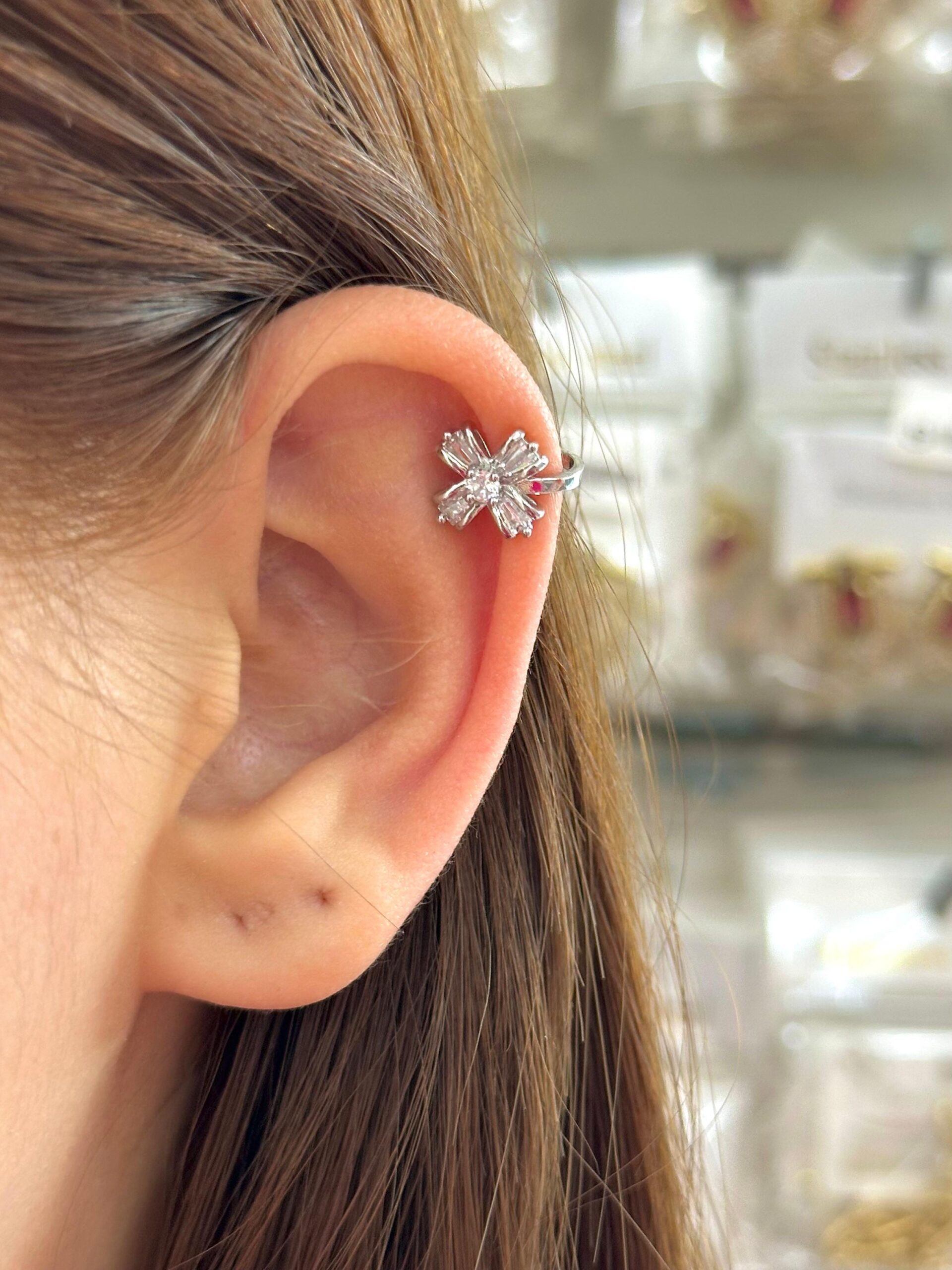 whatsapp-image-2025-08-20-at-17-1.jpg Çelik Baget Çiçek Ear Cuff Kıkırdak Küpe – Silver - Görsel 1