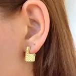 Dalga Dokulu Kare Küpe – Gold