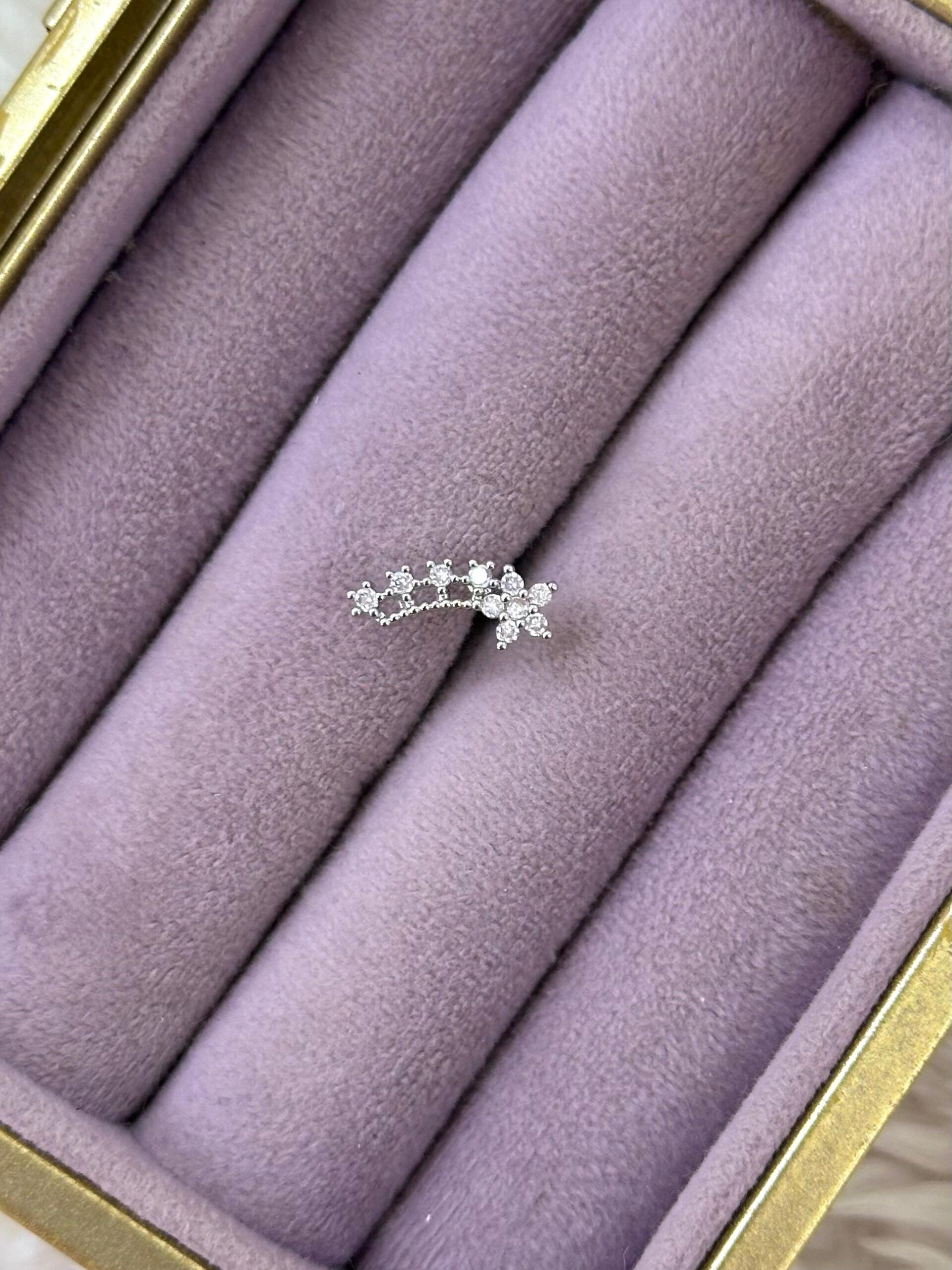 whatsapp-image-2025-09-03-at-18-18.jpg Yıldız Kıvrımı Çelik Ear Climber Piercing - Görsel 1