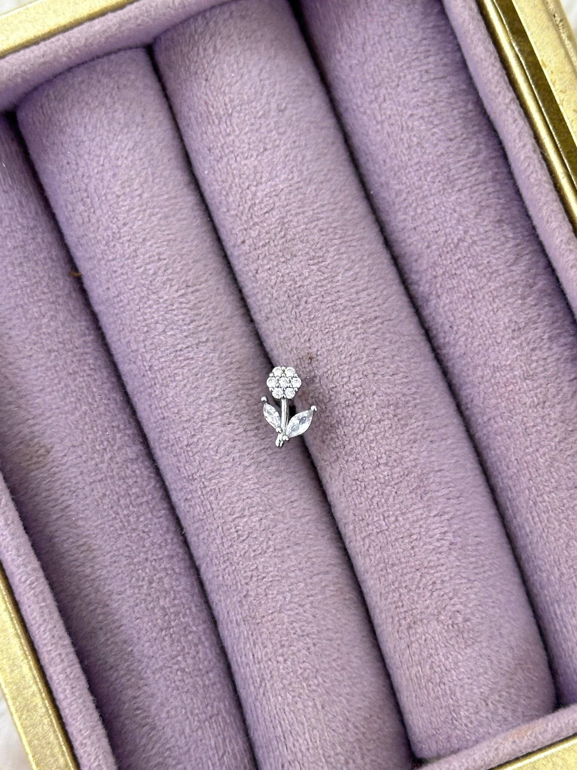 whatsapp-image-2025-09-04-at-11.jpg Çiçek Dalı Işıltı Çelik Piercing - Görsel 1
