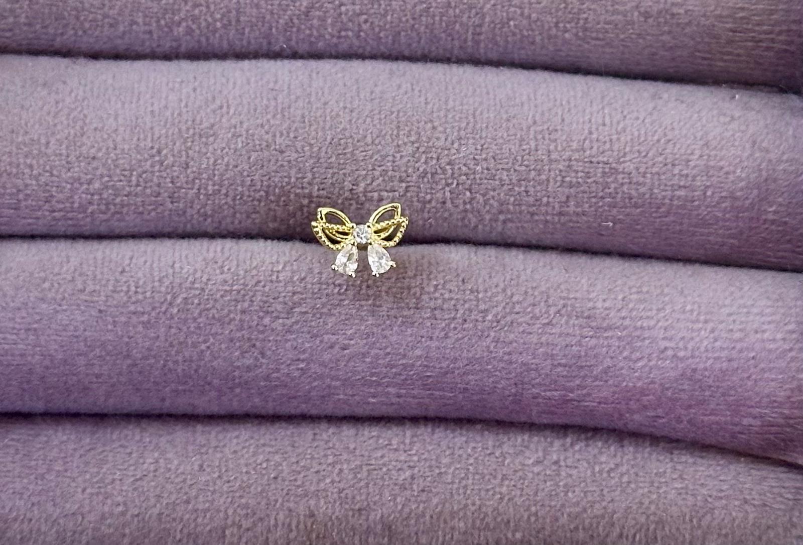 whatsapp-image-2025-12-08-at-14-8.jpg Altın Tonlu Işıltılı Damla Taşlı Mini Fiyonk Piercing - Görsel 1