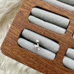 Porselen Zarafeti: Mat Lale Piercing