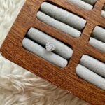 Saf Sevgi: Beyaz Kalpli Piercing