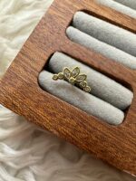 MÜKEMMEL IŞIK ÇİZGİSİ: GOLD SIRALI TAŞLI PIERCING