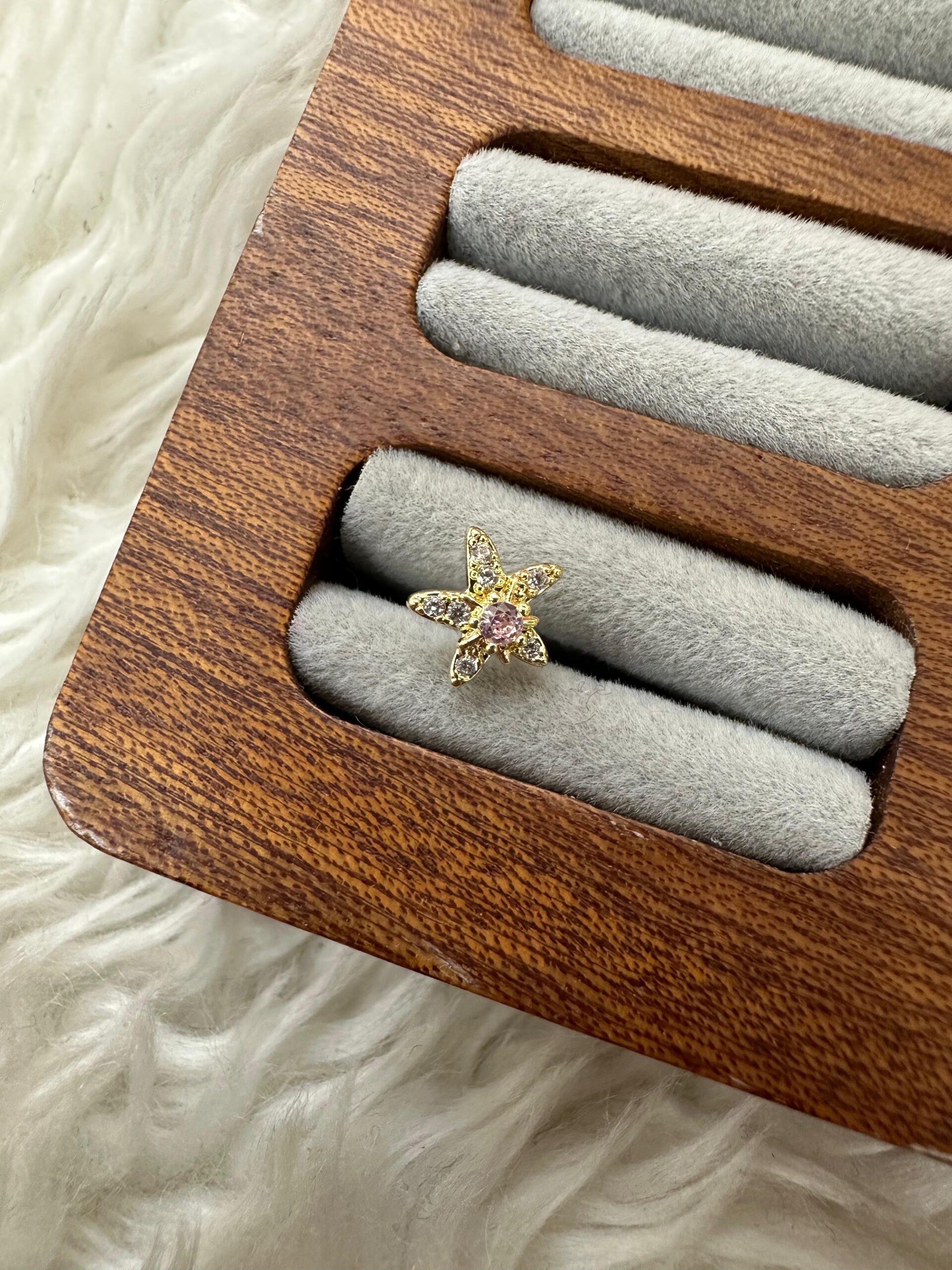 whatsapp-image-2025-12-10-at-14.jpg GÖKTEKİ ROMANTİZM: GOLD YILDIZ PEMBE TAŞLI PIERCING - Görsel 1