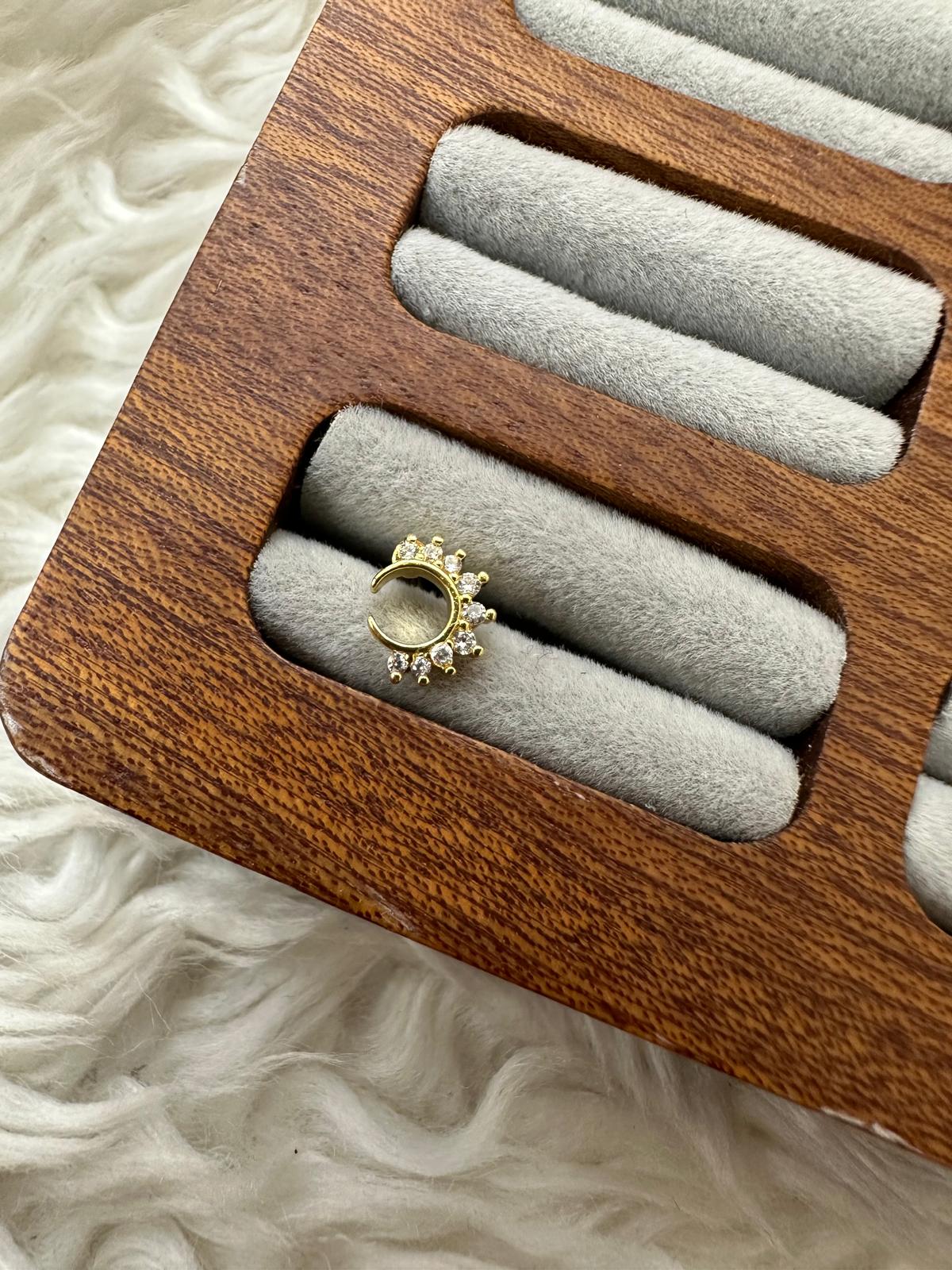whatsapp-image-2025-12-10-at-15-18.jpg KRALİYET MÜHRÜ: GOLD TAÇ PIERCING - Görsel 1