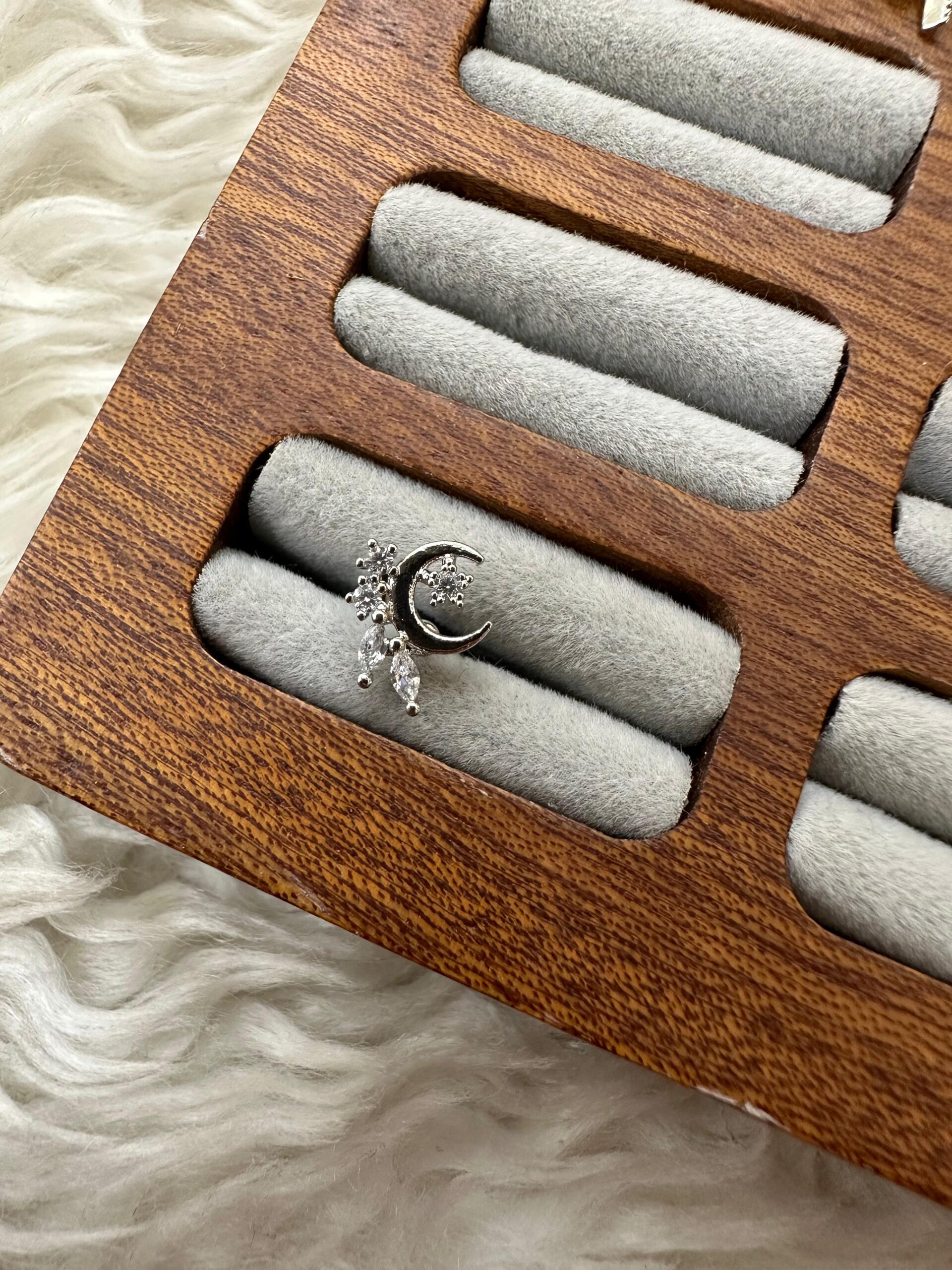 whatsapp-image-2025-12-10-at-15-20.jpg MASALSININ İŞARETİ: SILVER ÇİÇEKLİ HİLAL PIERCING - Görsel 1