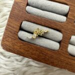 PARLAYAN BAHAR: GOLD ÇİÇEKLİ PIERCING