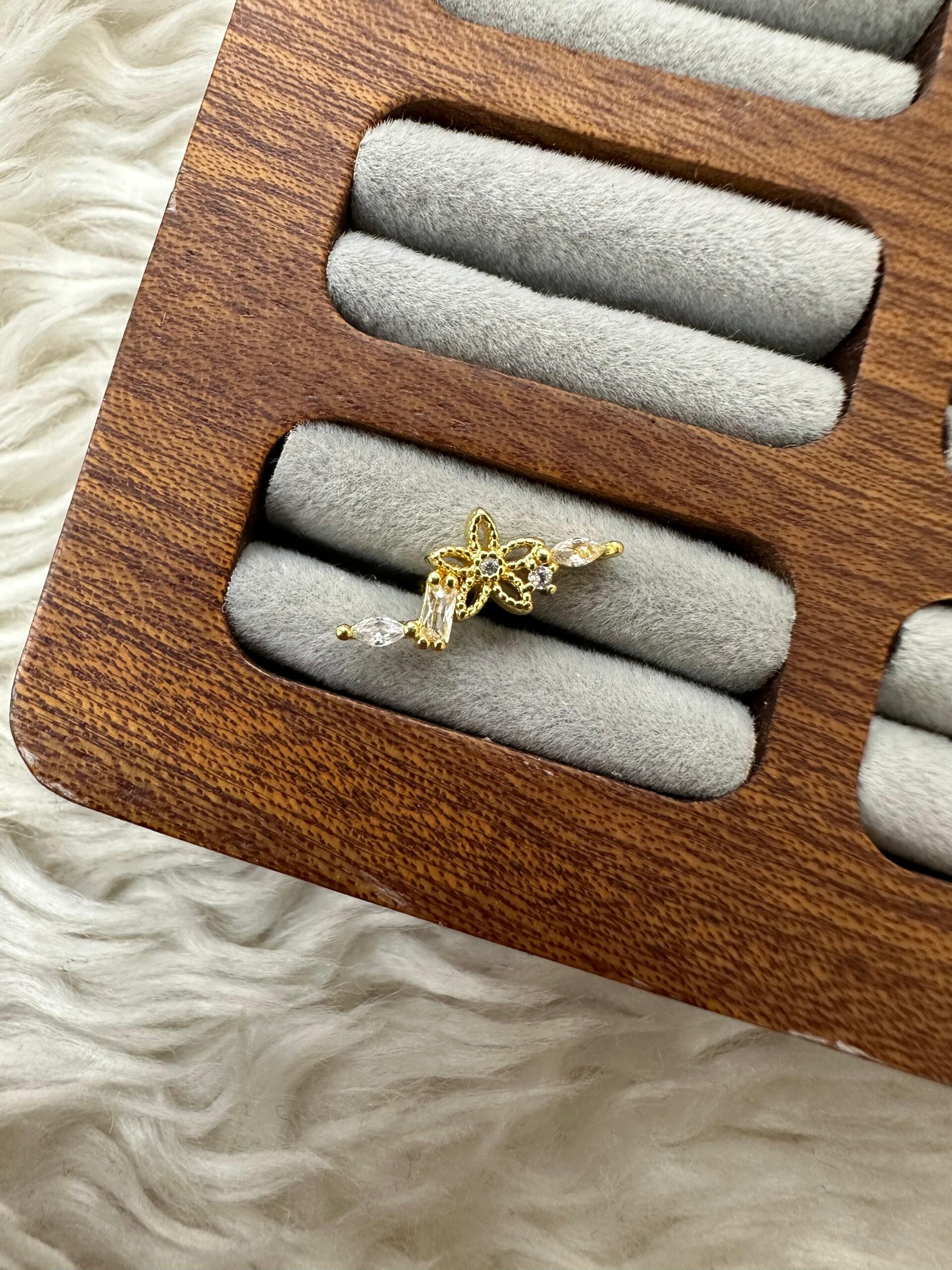 whatsapp-image-2025-12-10-at-15-26.jpg PARLAYAN BAHAR: GOLD ÇİÇEKLİ PIERCING - Görsel 1