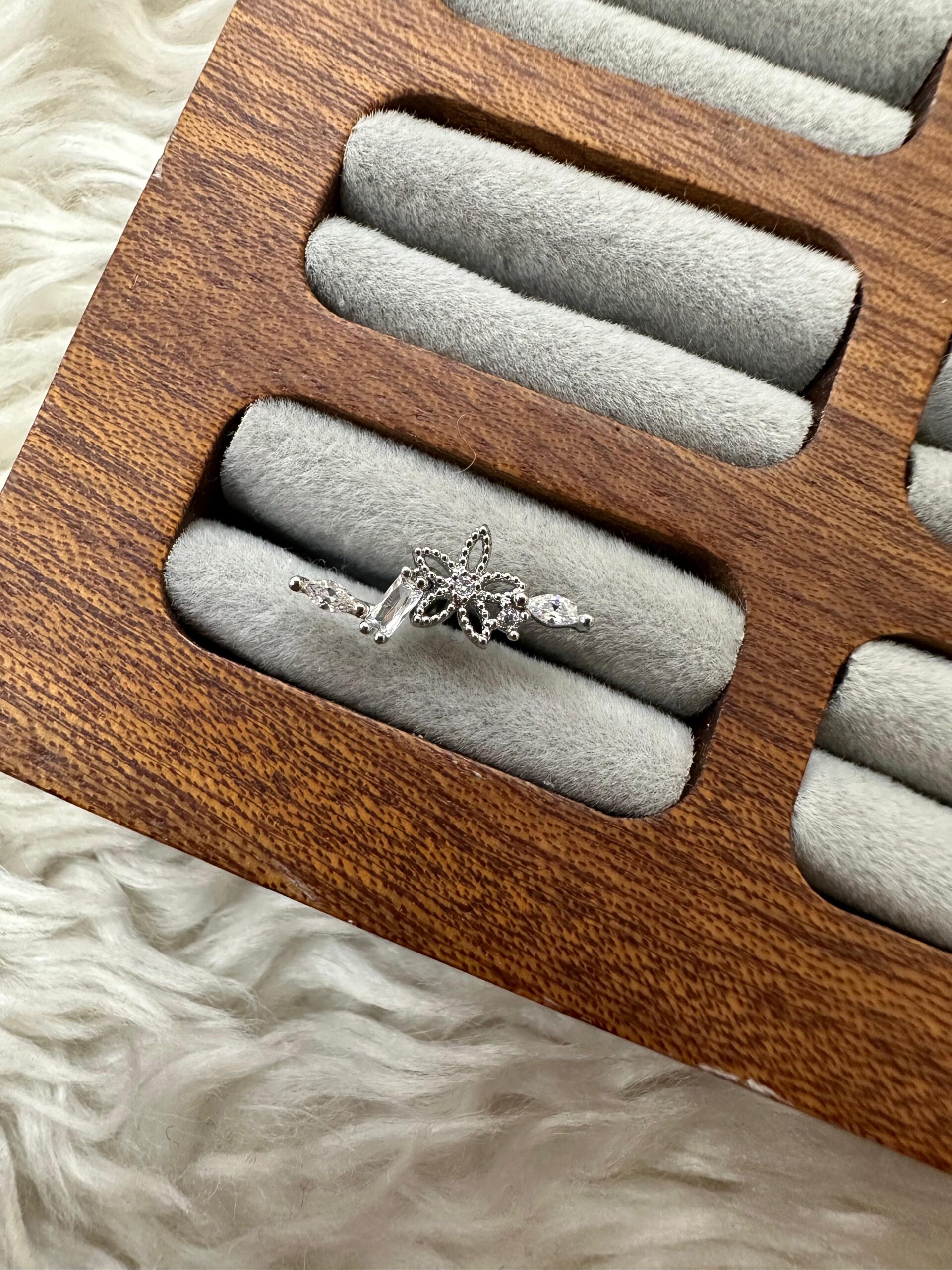whatsapp-image-2025-12-10-at-15-4.jpg BAHAR MİNYATÜRÜ: SILVER ÇİÇEKLİ PIERCING - Görsel 1