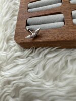 KORUYUCU DOKUNUŞ: SILVER MELEK KANADI PIERCING - Görsel 2