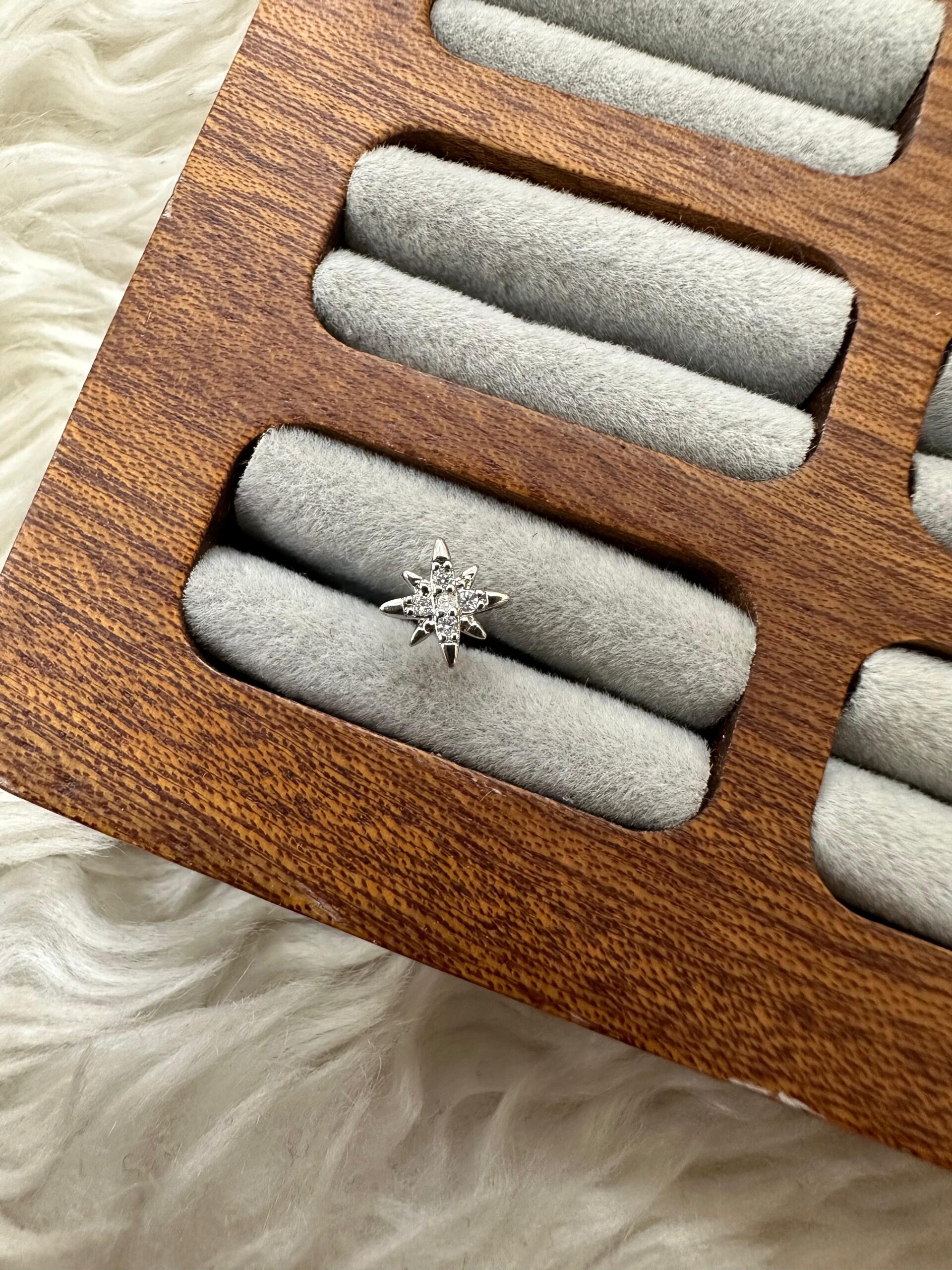 whatsapp-image-2025-12-10-at-15-46.jpg YILDIZLI PUSULA: SILVER TAŞLI KUZEY YILDIZI PIERCING - Görsel 1