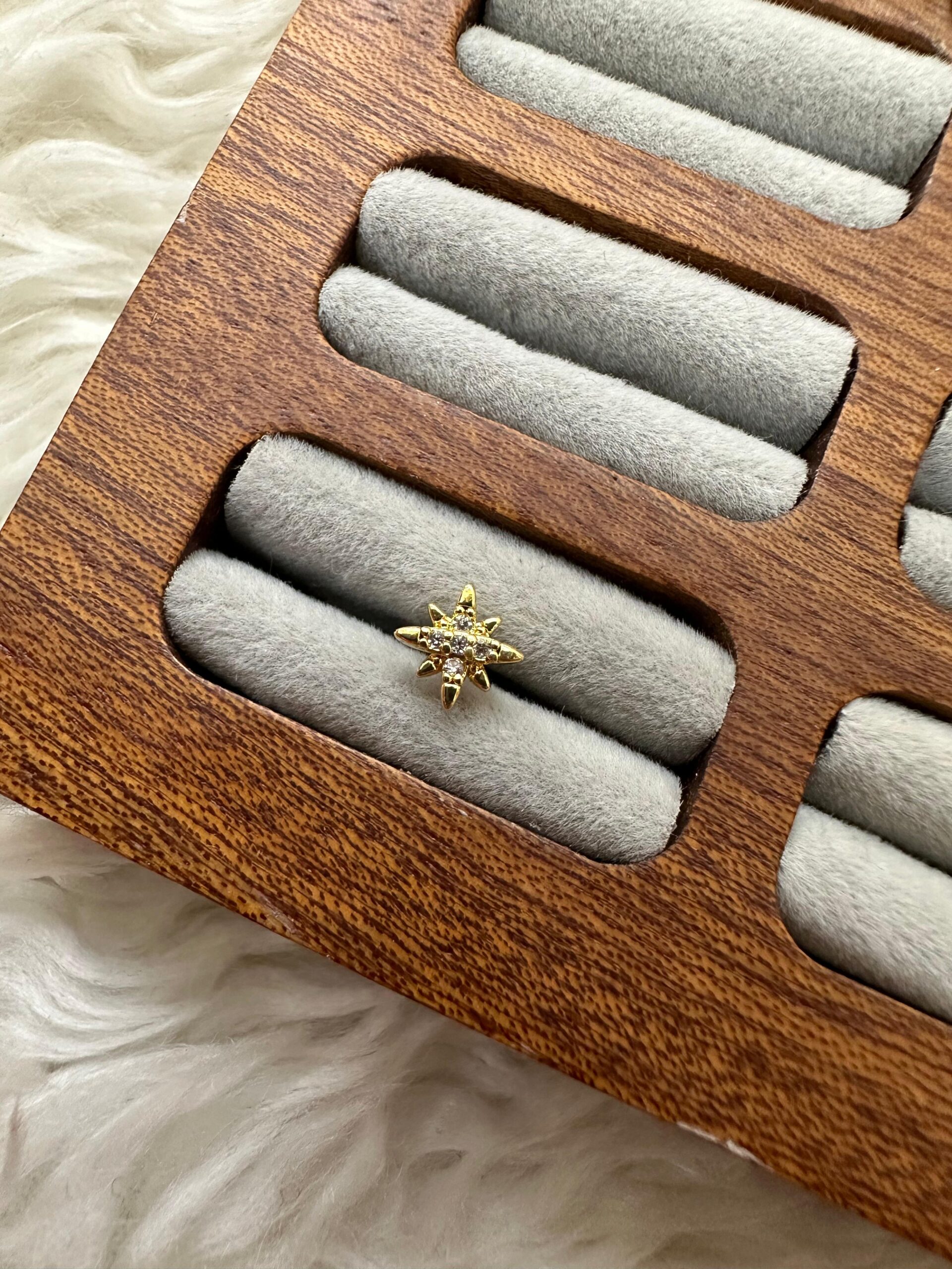 whatsapp-image-2025-12-10-at-15-52.jpg MACERA RUHU: GOLD PUSULA PIERCING - Görsel 1