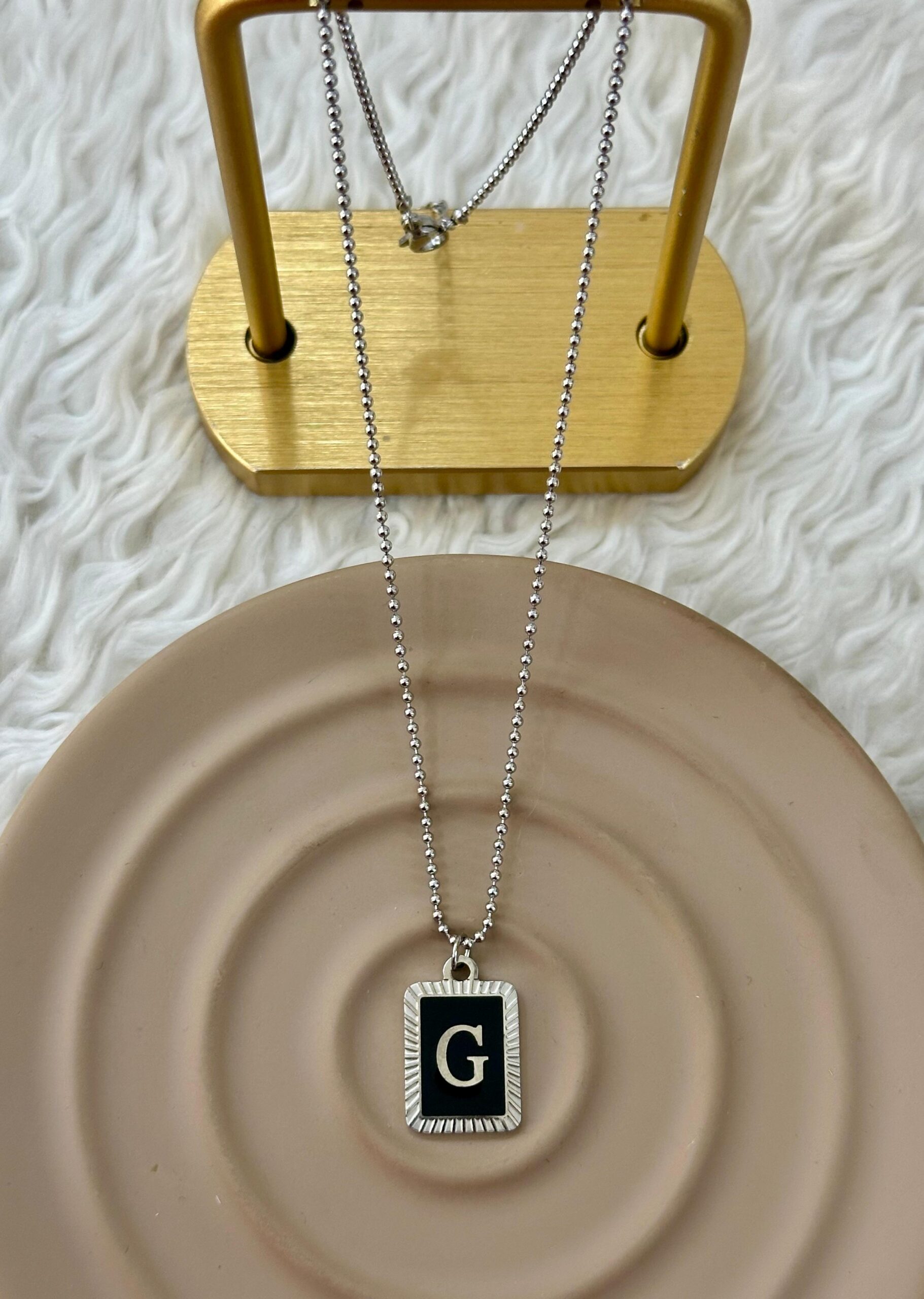 whatsapp-image-2025-12-12-at-15-4.jpg G Harfli Silver Plaka Kolye - Görsel 1