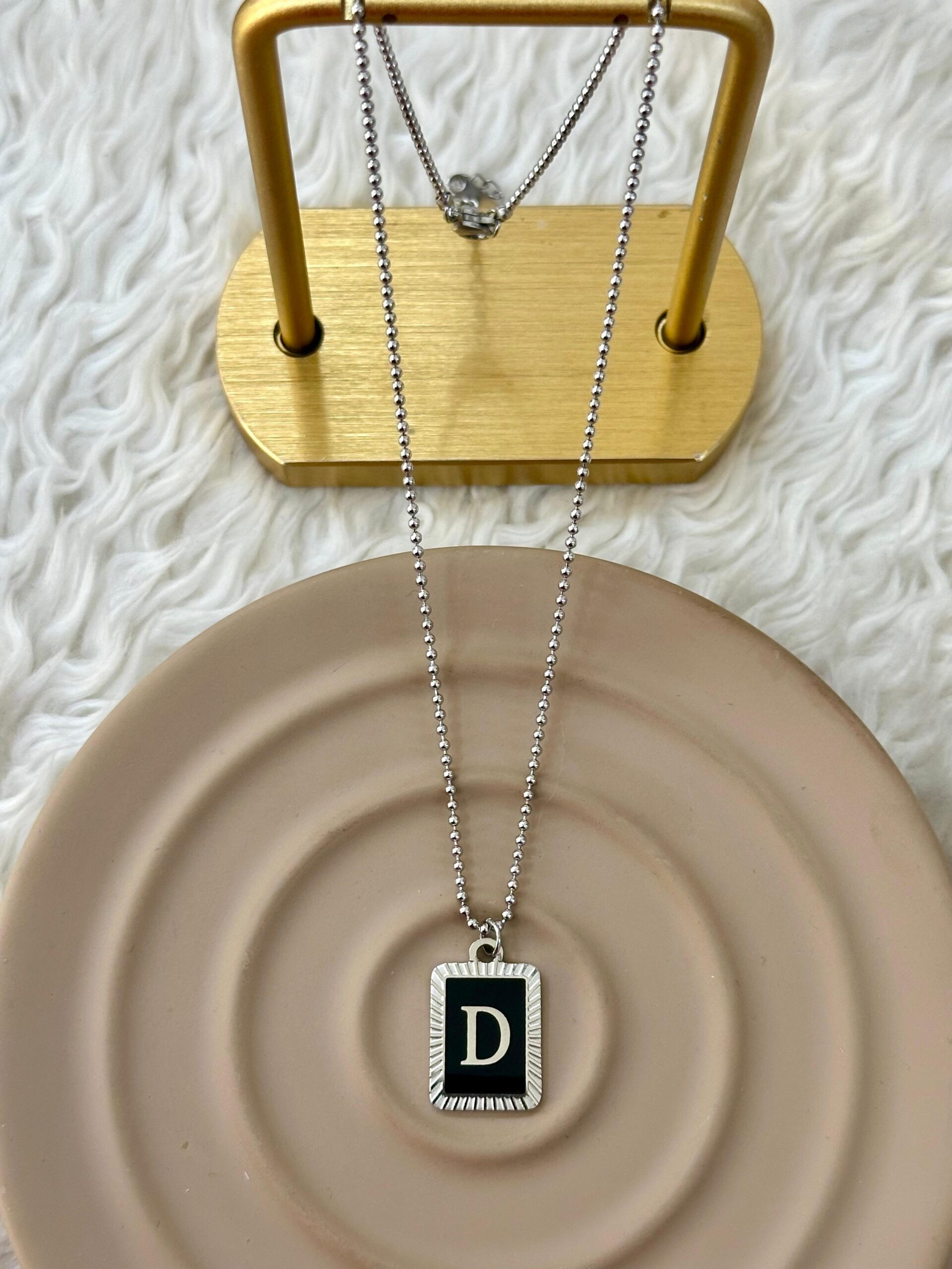 whatsapp-image-2025-12-12-at-15-6.jpg D Harfli Silver Plaka Kolye - Görsel 1