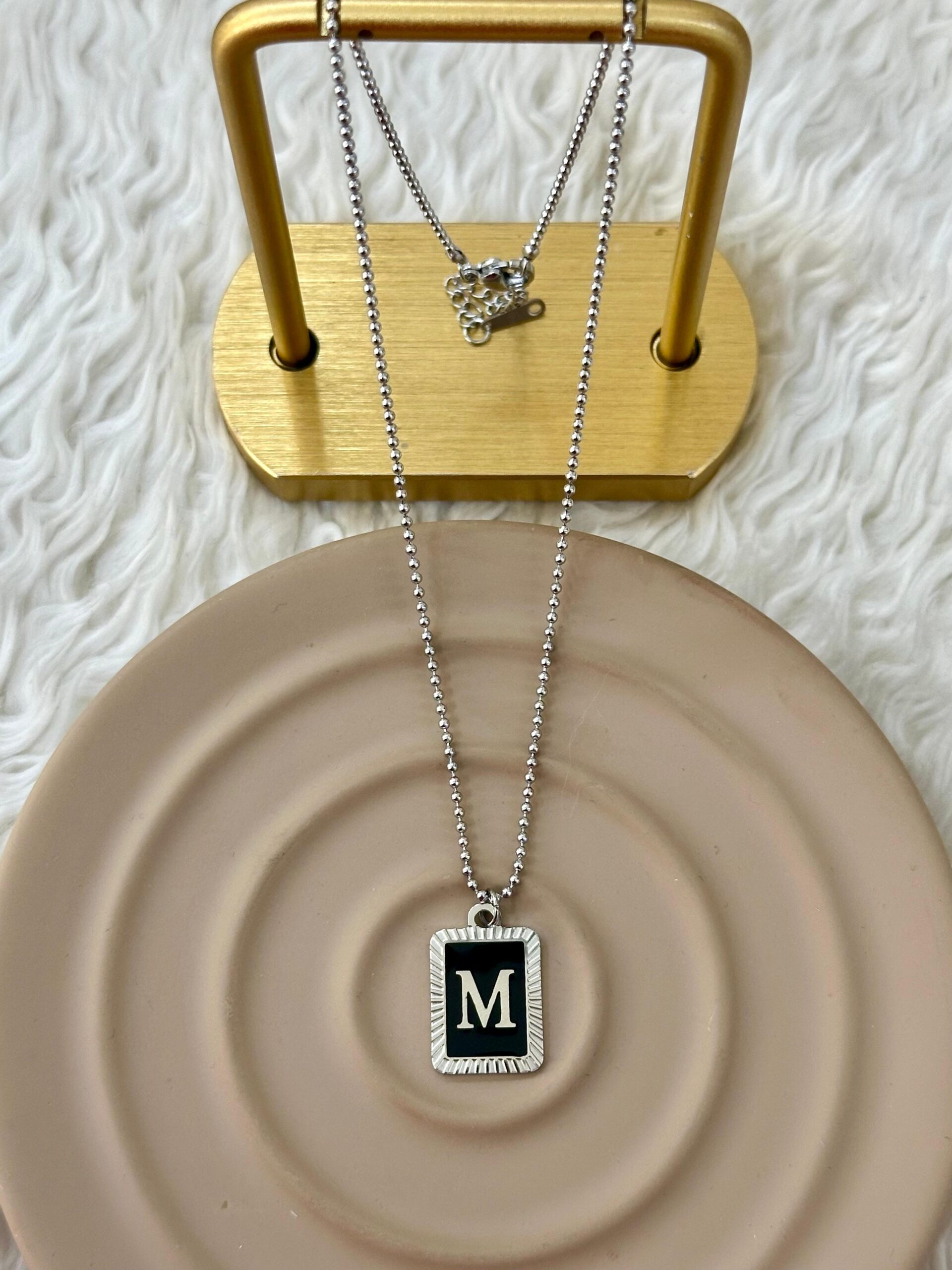 whatsapp-image-2025-12-12-at-15-9.jpg M Harfli Silver Plaka Kolye - Görsel 1