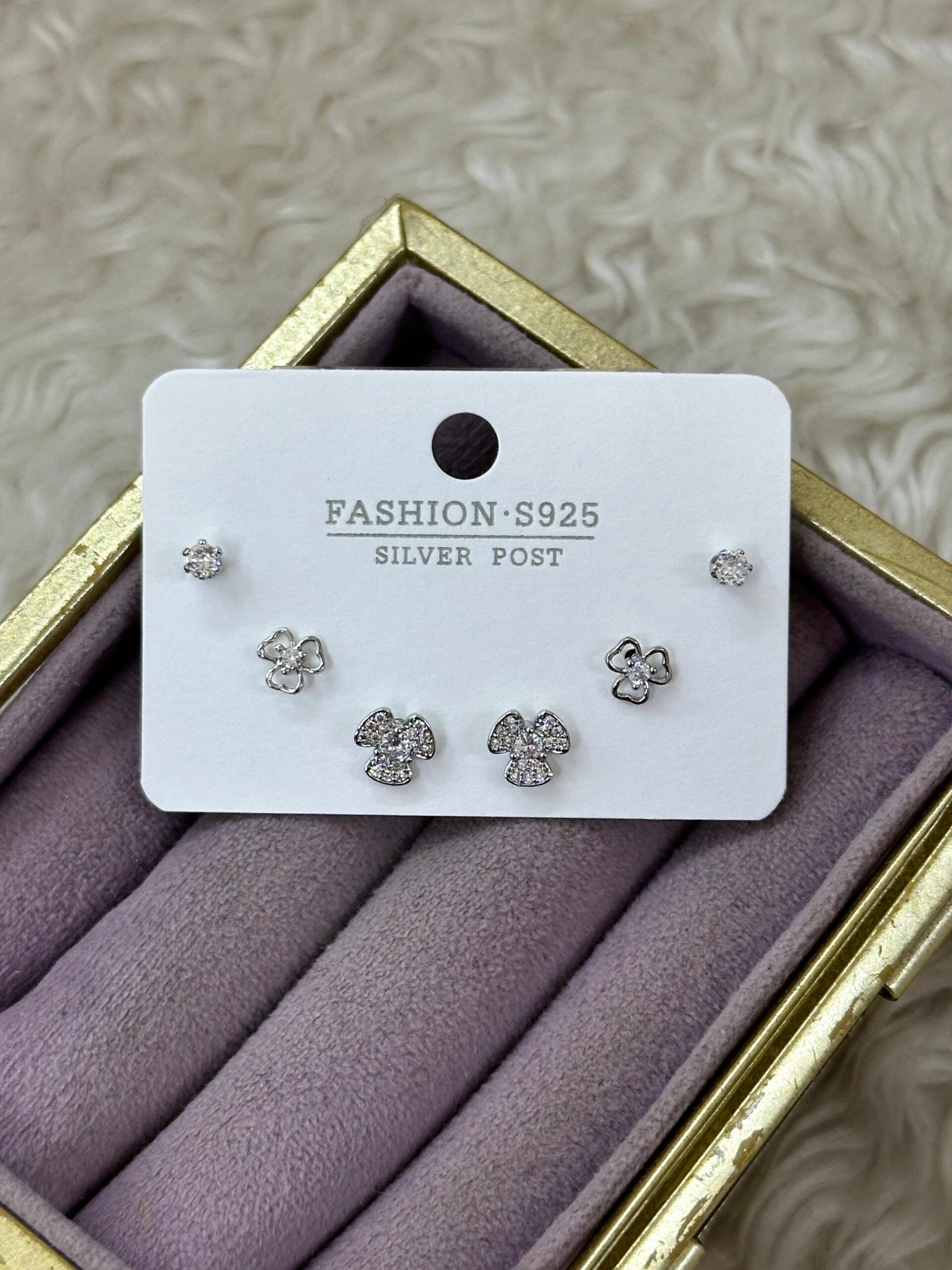 whatsapp-image-2026-02-09-at-14.jpg Zirkon Taşlı Çiçek Figürlü Mini Küpe Seti – Silver - Görsel 1