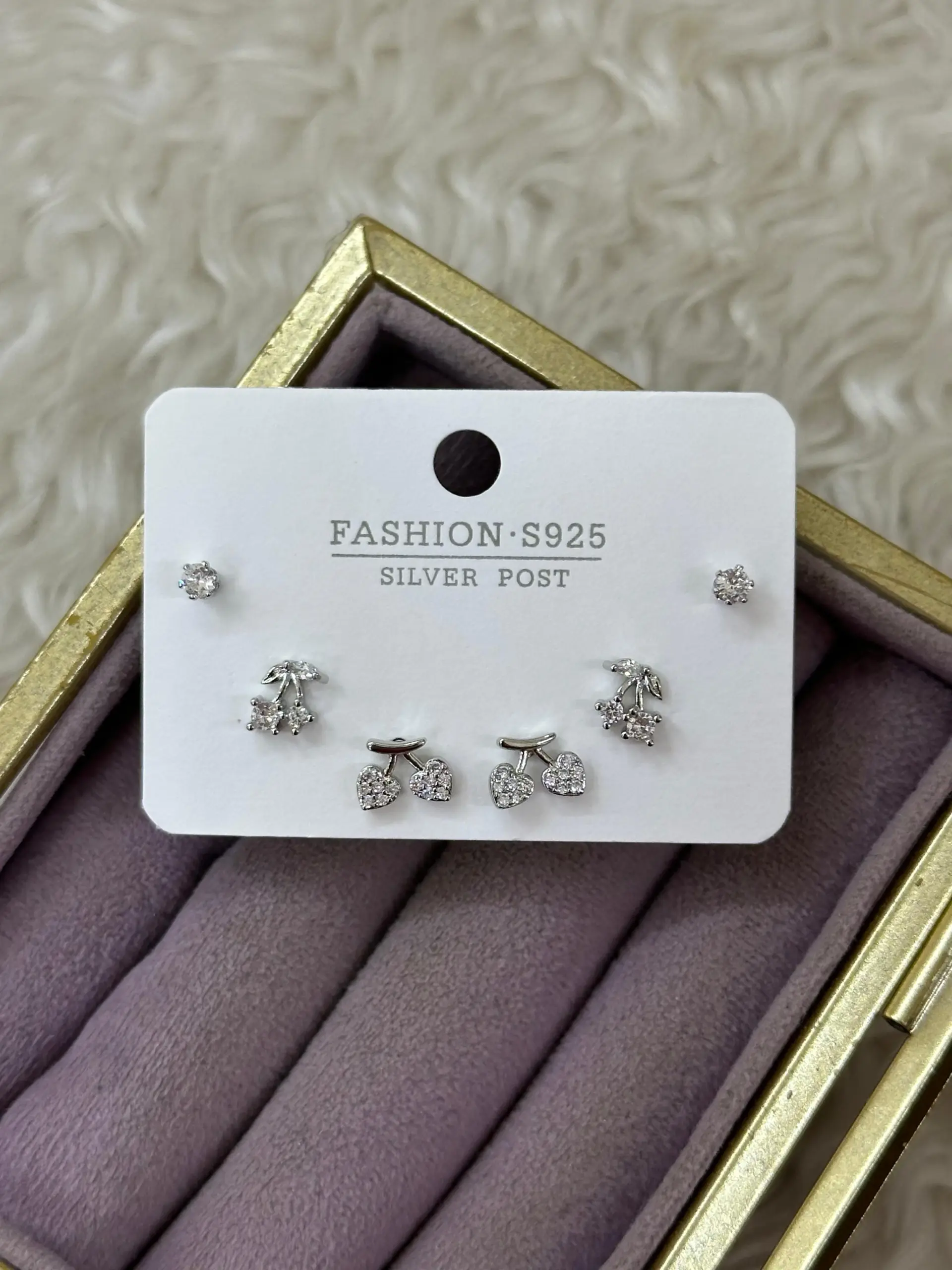 whatsapp-image-2026-02-09-at-14.webp Zirkon Taşlı Mini Figürlü Küpe Seti – Silver - Görsel 1