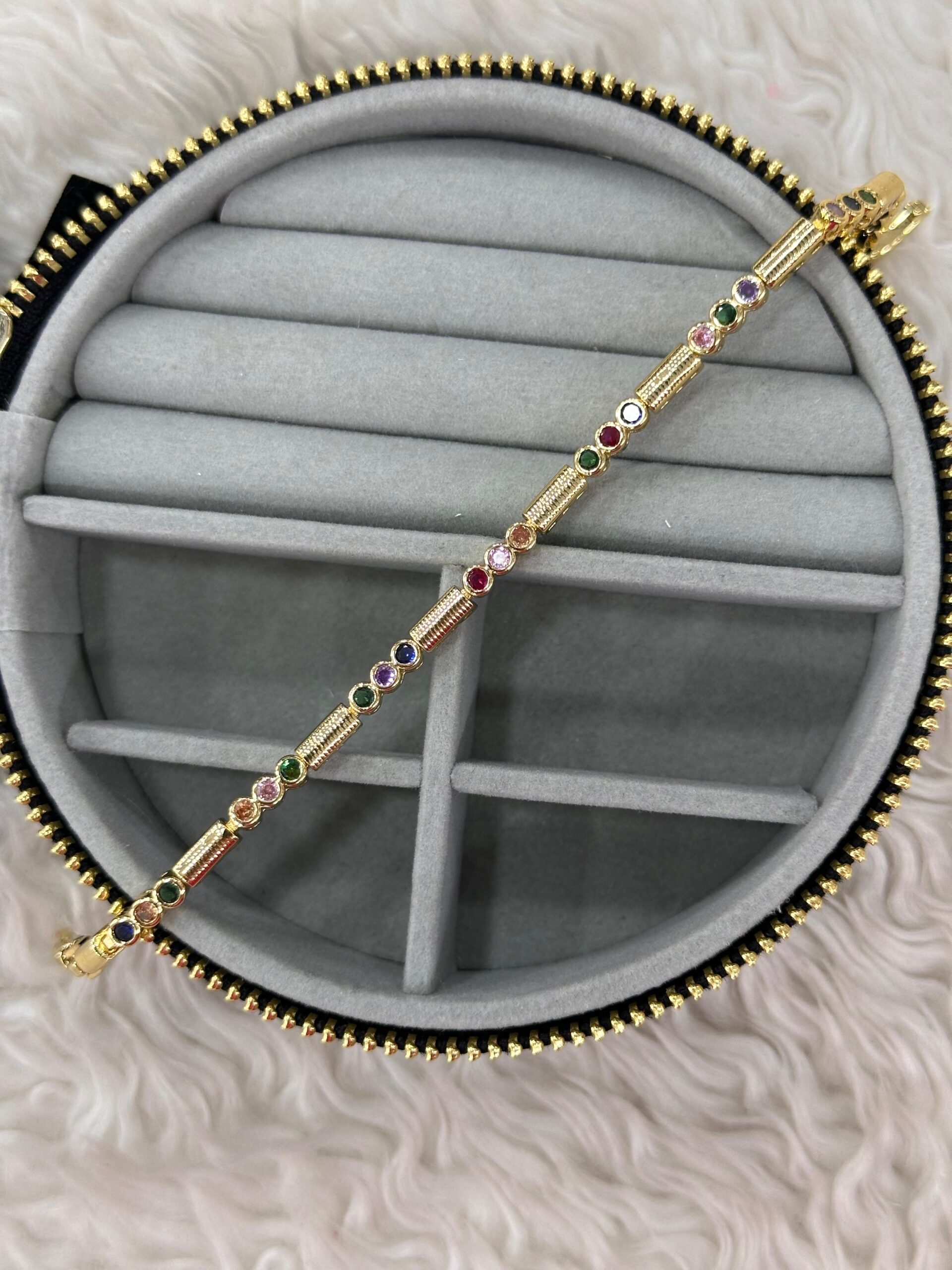 whatsapp-image-2026-03-25-at-15-2.jpg Bileğinde Bir Gökkuşağı Taşı: Renkli Taşlı Gold Seri - Görsel 1