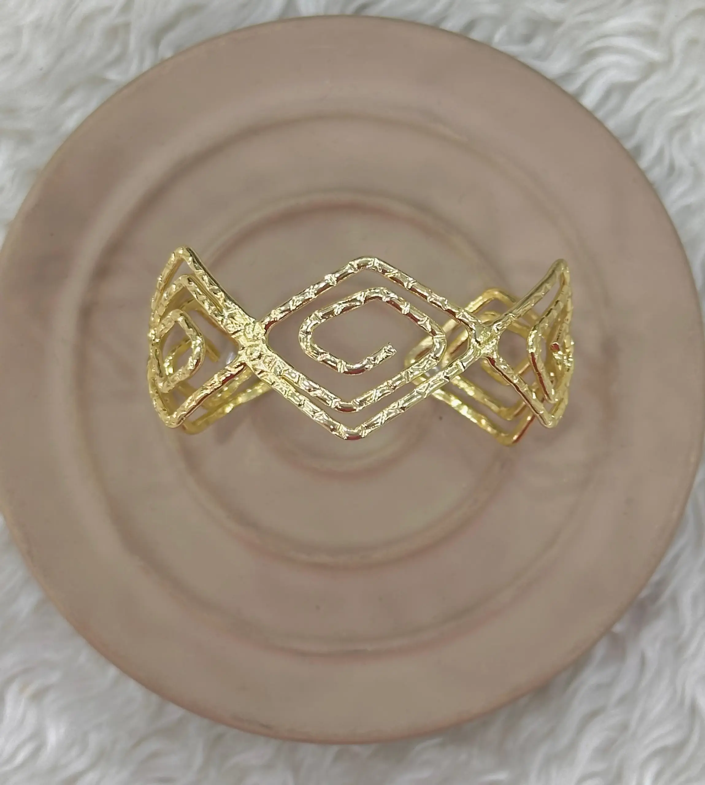 whatsapp-image-2026-05-05-at-18.webp Geometrik Desen Gold Bileklik - Görsel 1