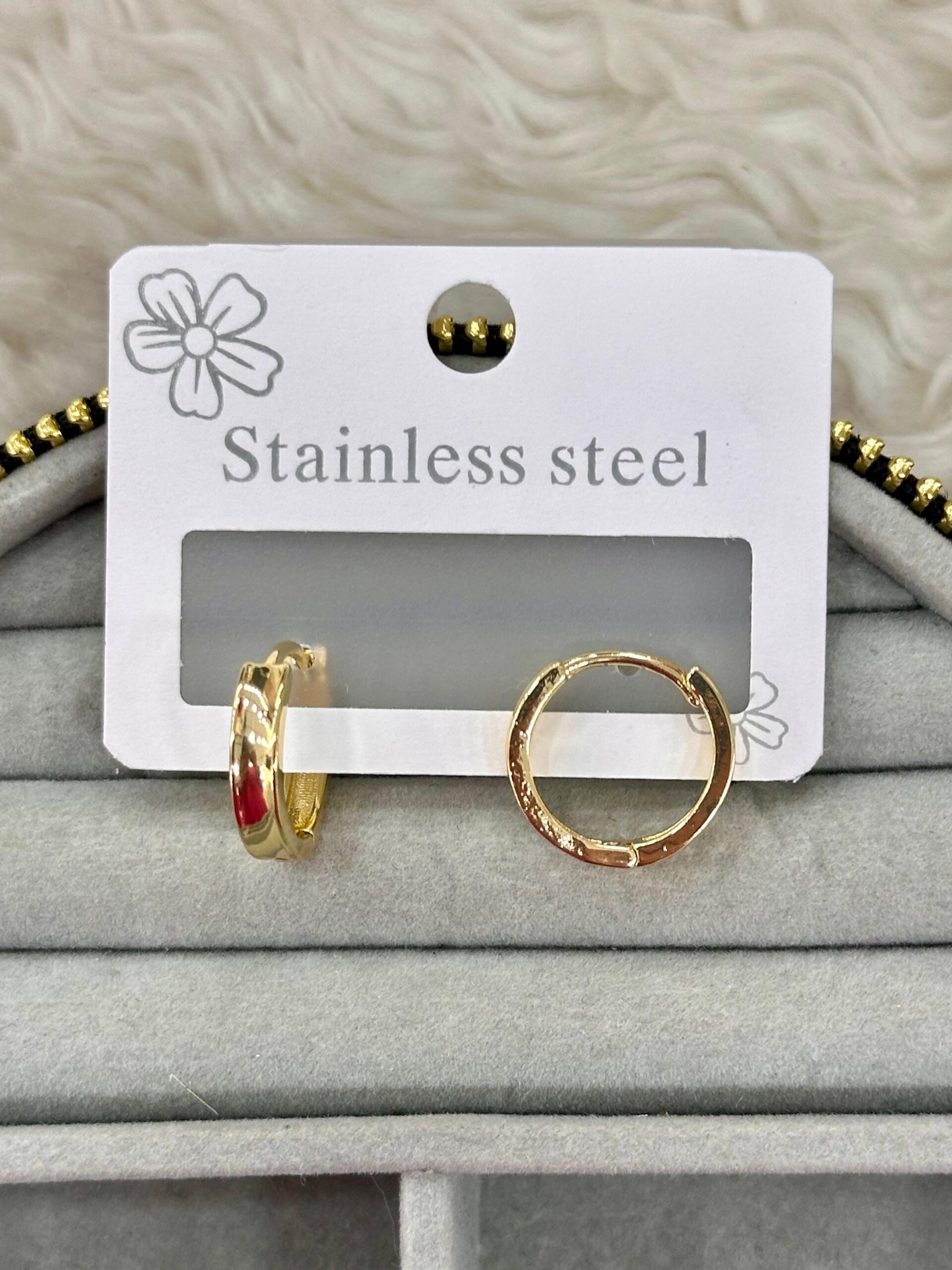whatsapp-image-2026-05-18-at-11.jpg Minimal Gold Halka Küpe - Görsel 1