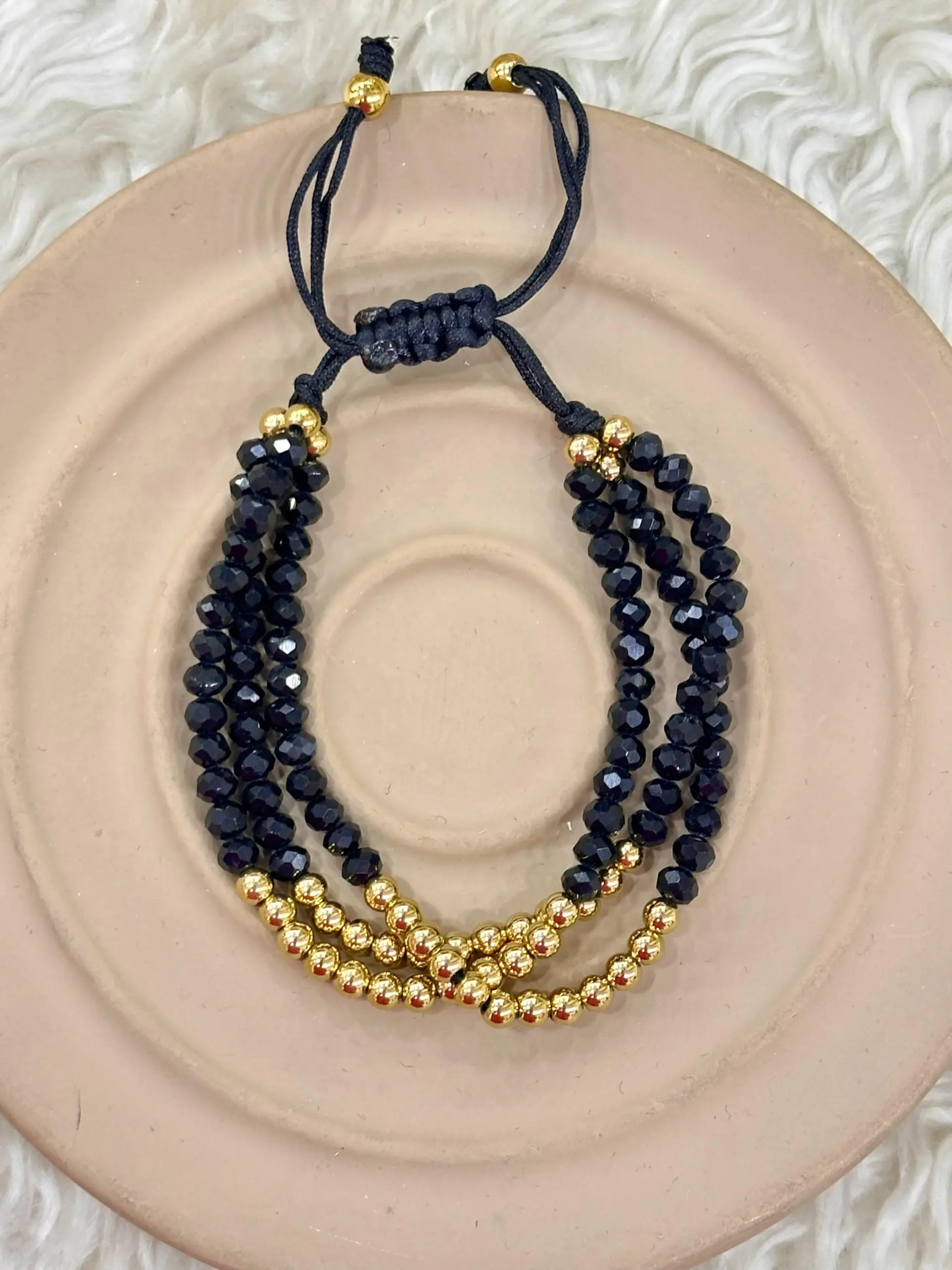 whatsapp-image-2026-05-18-at-14.webp Siyah Taş Detaylı Gold Boncuk Bileklik - Görsel 1
