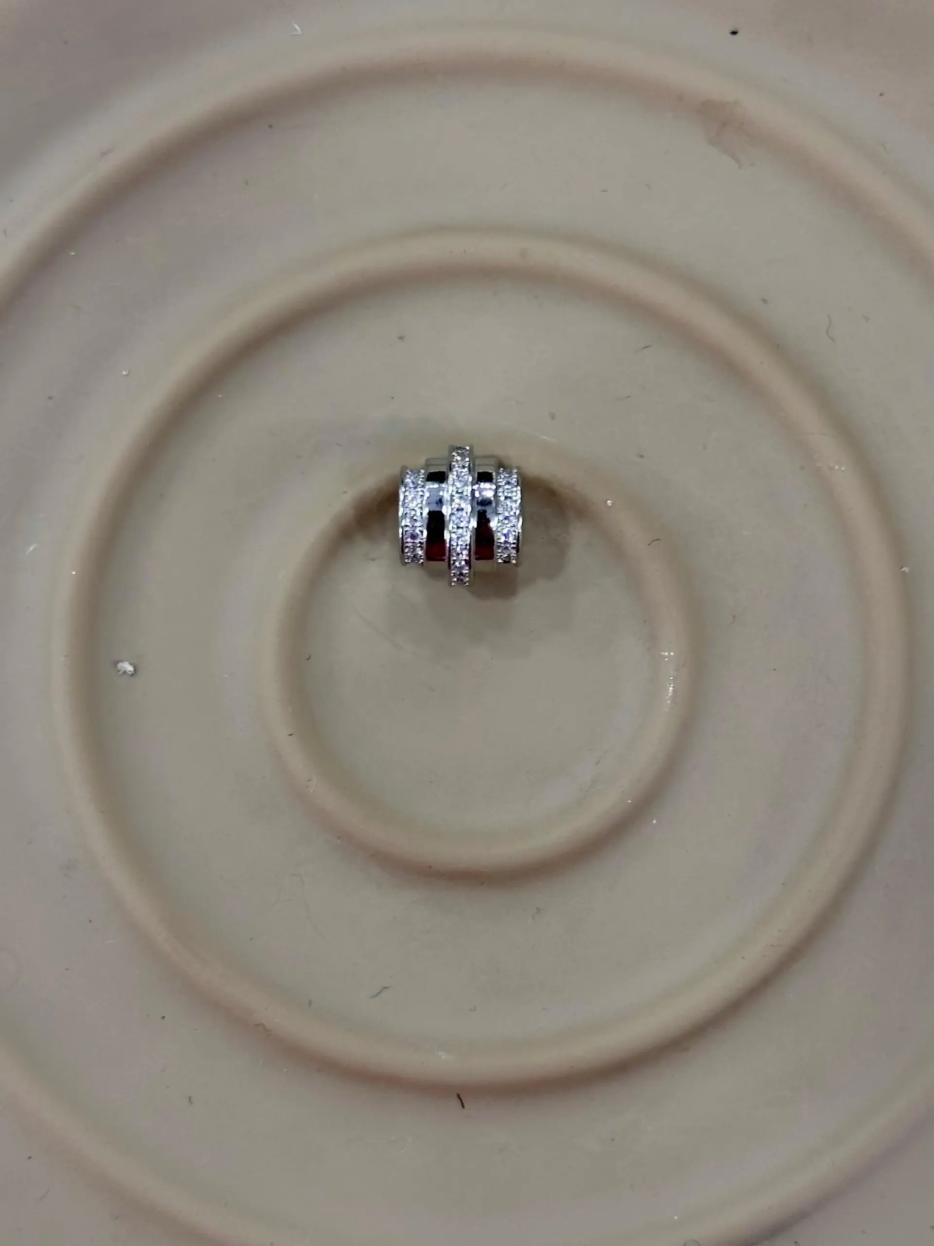 whatsapp-image-2026-05-18-at-18-1.webp Taş Detaylı Silver Charm - Görsel 1