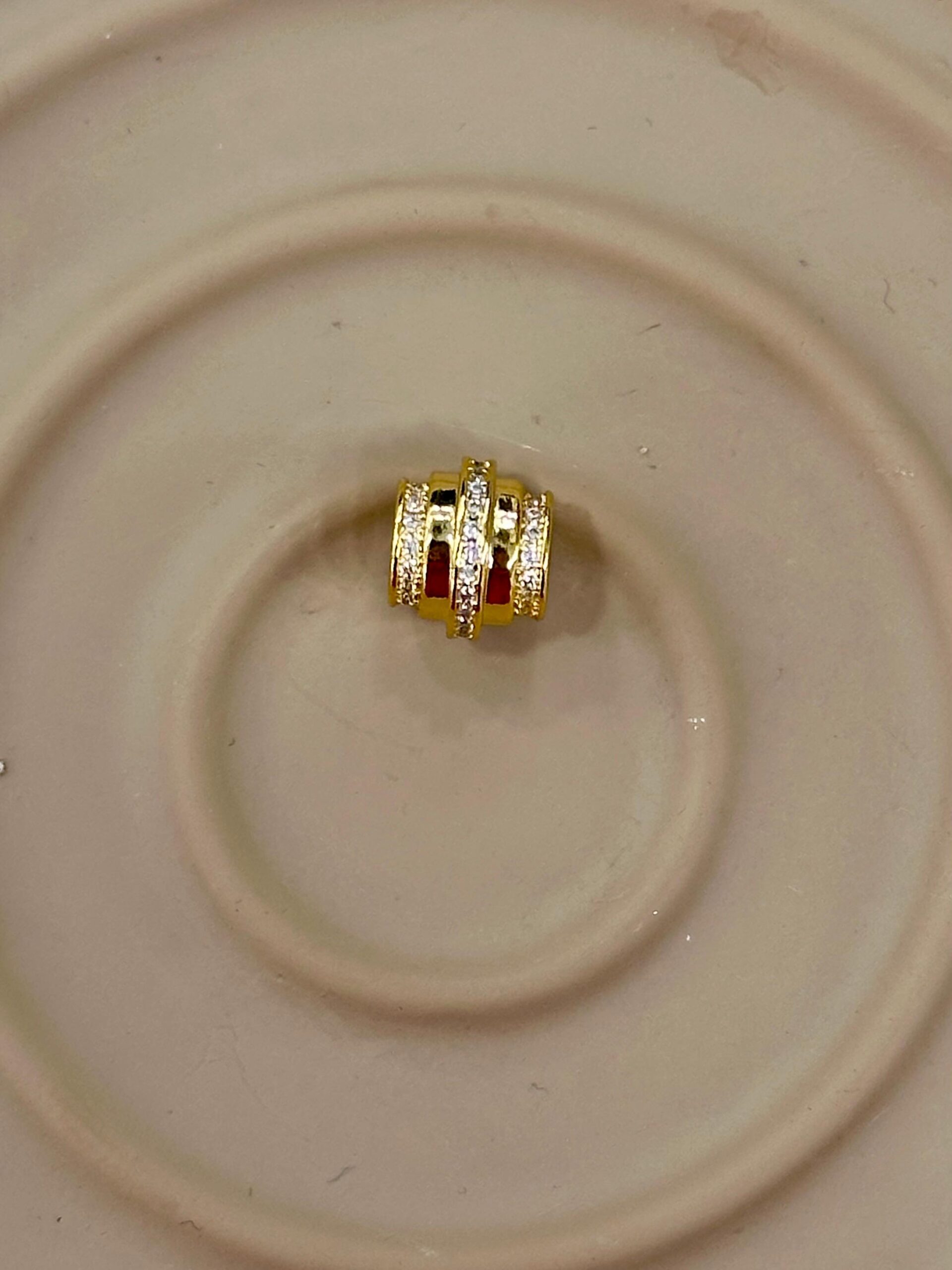 whatsapp-image-2026-05-18-at-18-2.jpg Taş Detaylı Gold Charm - Görsel 1