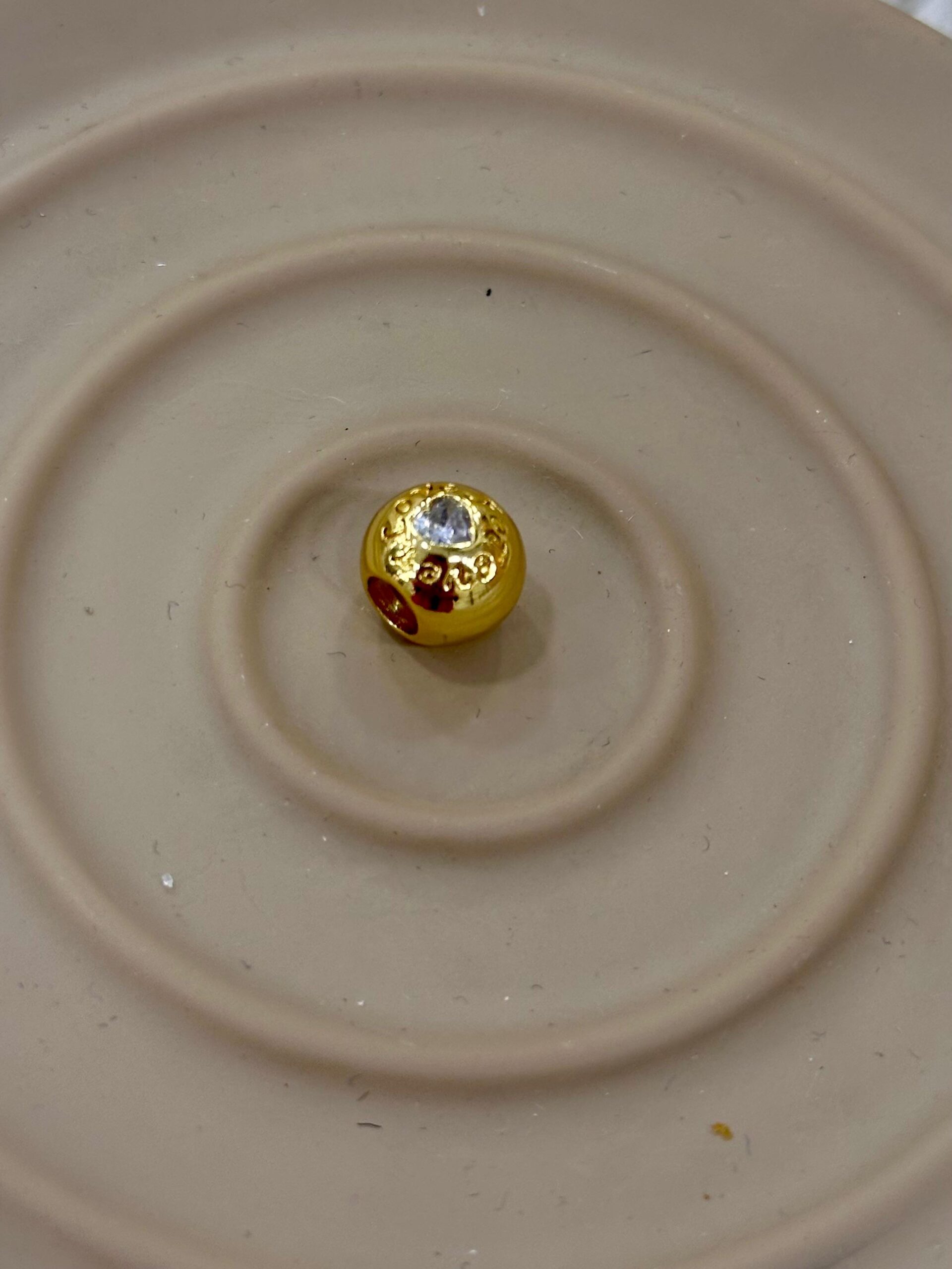 whatsapp-image-2026-05-20-at-14-3.jpg Gold Love Yazılı Kalp Taşlı Charm - Görsel 1