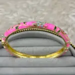 Pembe Çiçek Desenli Gold Kelepçe Bileklik
