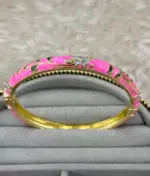 Pembe Çiçek Desenli Gold Kelepçe Bileklik