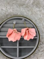 Pembe Çiçek Figürlü Taş Detaylı Sallantılı Küpe - Görsel 2