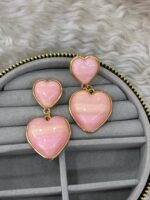Gold Çerçeveli Pembe Kalp Sallantılı Küpe - Görsel 3