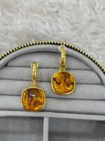 Kehribar Tonlu Kare Sallantılı Gold Kadın Küpe - Görsel 3