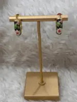 Siyah Çiçek Desenli Gold Halka Küpe - Görsel 2