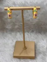 Sarı Çiçek Desenli Gold Halka Küpe - Görsel 2
