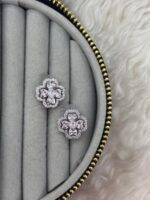 Silver Renk Dört Yaprak Çiçek Model Taşlı Kadın Küpe - Görsel 2