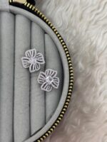 Silver Renk Dört Yaprak Çiçek Model Kare Taşlı Kadın Küpe - Görsel 2