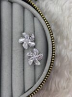 Silver Renk Çiçek Model Zirkon Taşlı Kadın Küpe - Görsel 2
