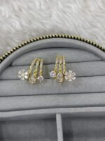 Gold Renk Üçlü Çiçek ve Damla Taş Sallantılı Küpe - Görsel 3