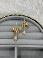 Gold Renk Damla Taşlı Sallantılı Küpe - Görsel 3