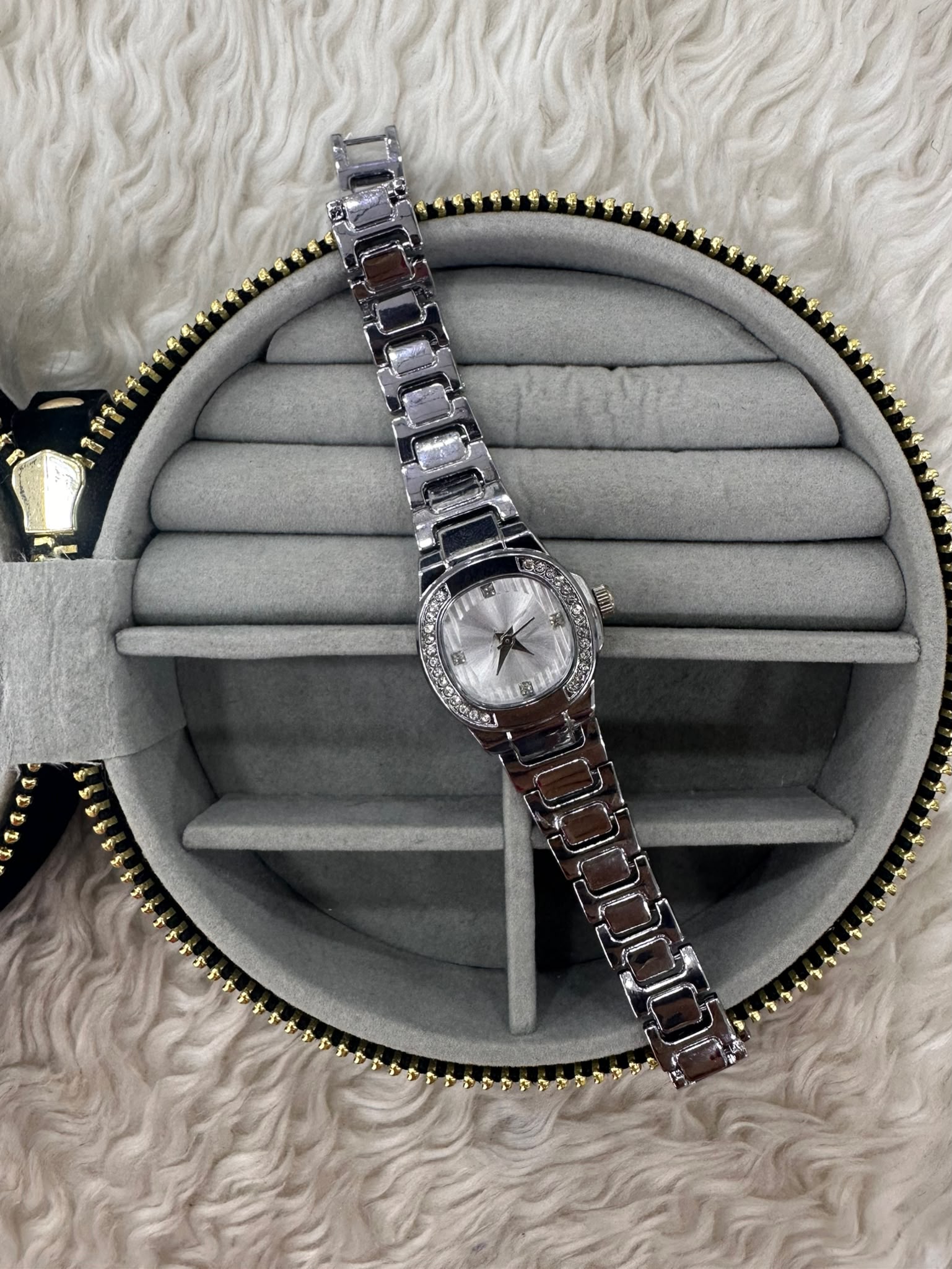whatsapp-image-2026-08-21-at-16-7.jpg Beyaz Kadranlı Taş Detaylı Silver Kadın Saat - Görsel 1