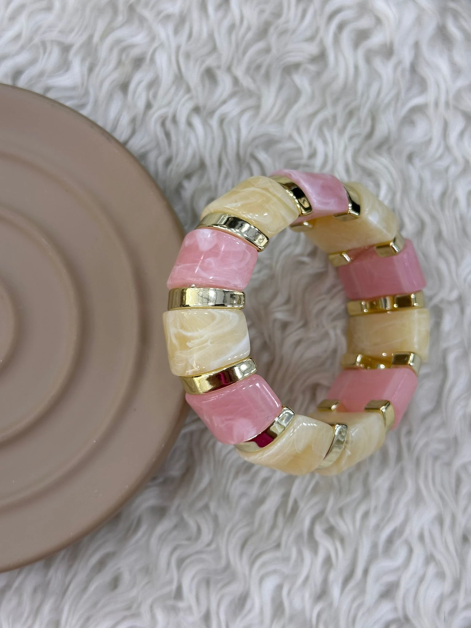 whatsapp-image-2026-09-01-at-12-5.webp Pembe Krem Desenli Gold Detaylı Bileklik - Görsel 1