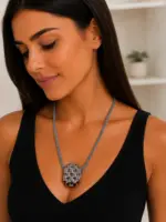 Silver Hasır Zincir Kolye – Geometrik Metal Detaylı Modern Tasarım - Görsel 2