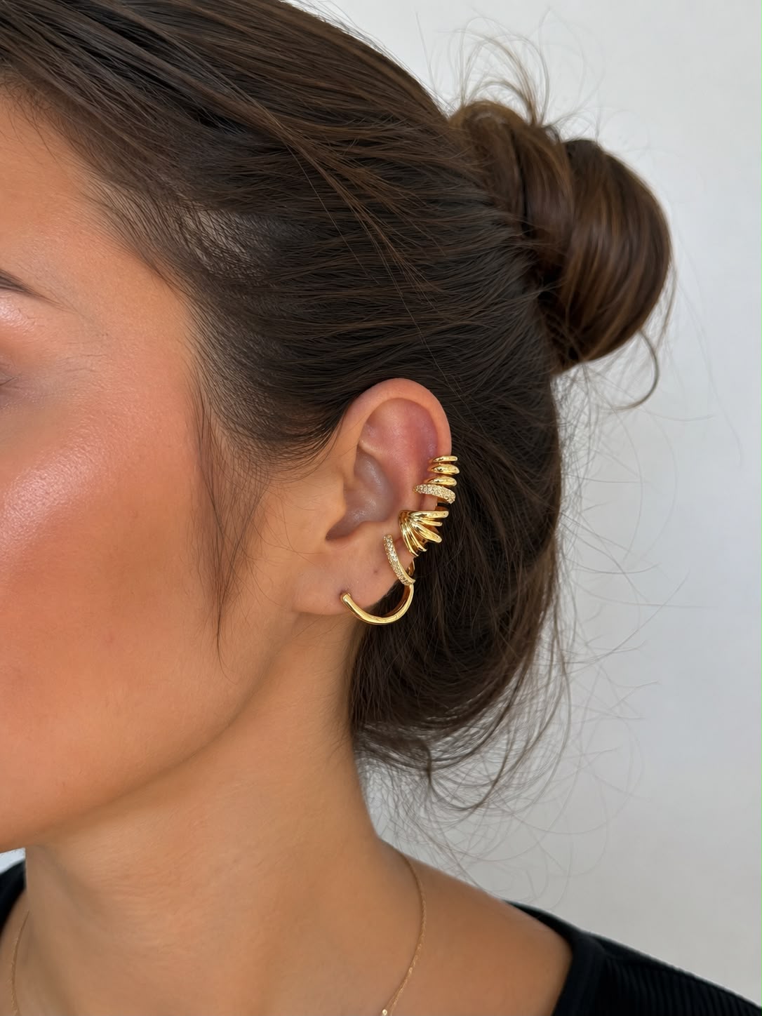 whatsapp-image-2026-07-17-at-12.jpg Gold Çoklu Ear Cuff ve Halka Küpe Kombini - Görsel 1